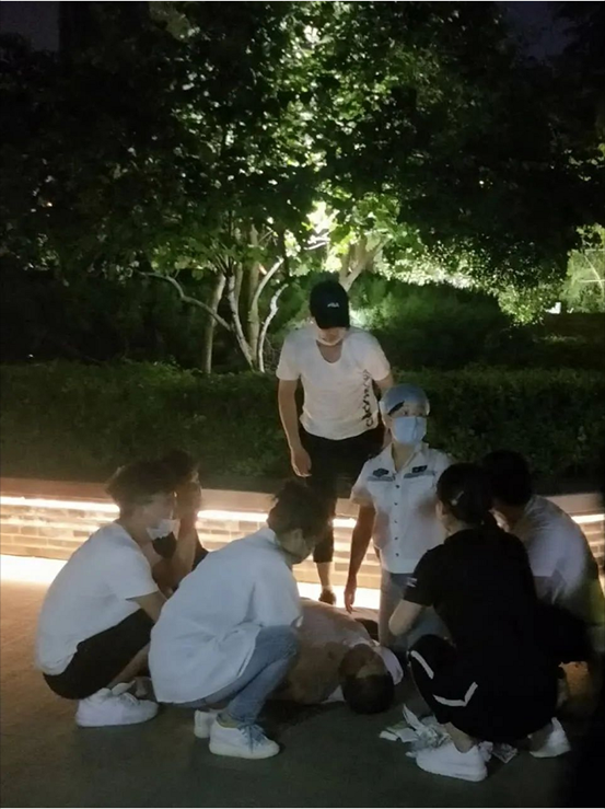 疫情期间人工呼吸，她跪地救人毫不畏惧！
